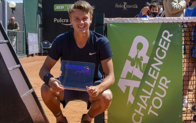 与堤岸高处 与堤岸高处